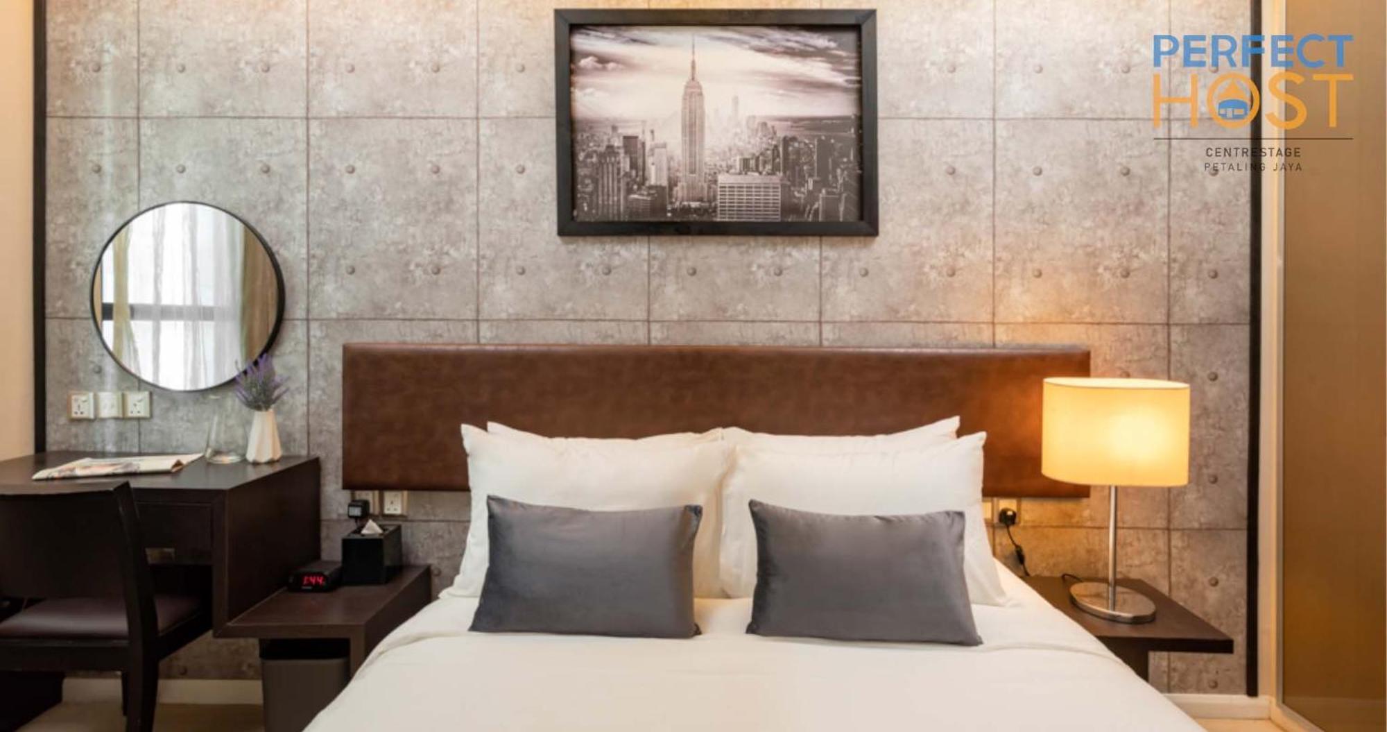 Centrestage Petaling Jaya By Perfect Host Hotel ภายนอก รูปภาพ A bedroom at the hotel
