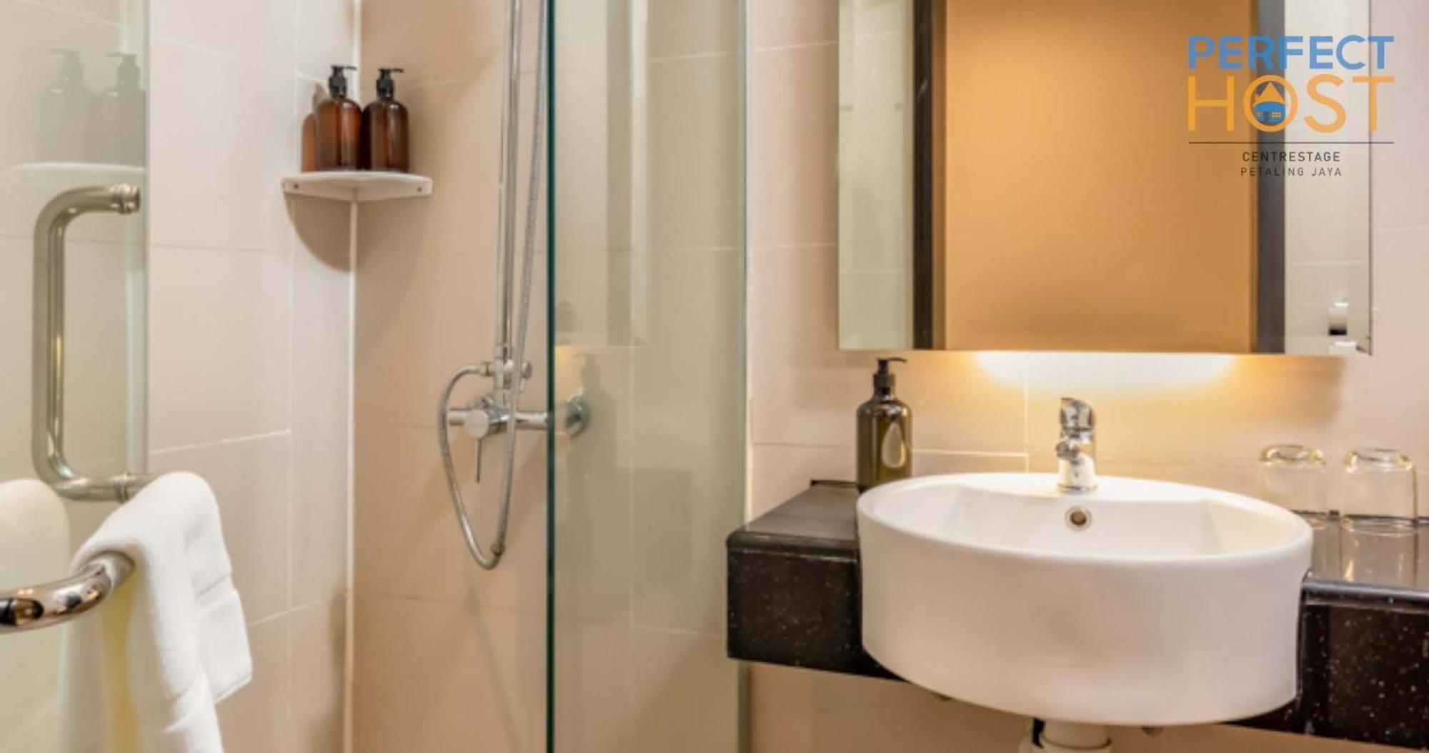 Centrestage Petaling Jaya By Perfect Host Hotel ภายนอก รูปภาพ Bathroom