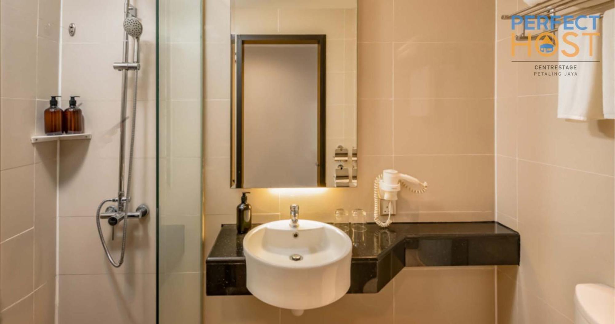 Centrestage Petaling Jaya By Perfect Host Hotel ภายนอก รูปภาพ Bathroom